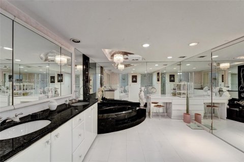 Condo in Hallandale Beach, Florida, 2 bedrooms  № 1857451 - photo 30