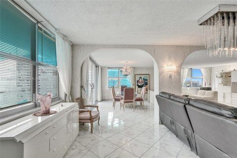Condo in Hallandale Beach, Florida, 2 bedrooms  № 1857451 - photo 14