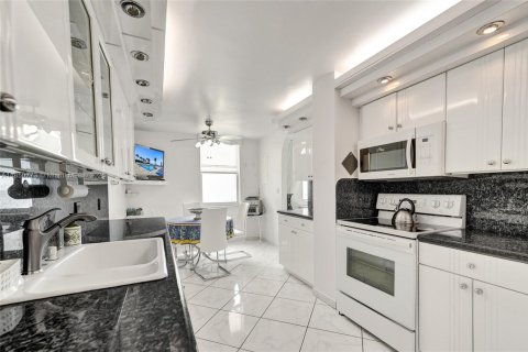 Condo in Hallandale Beach, Florida, 2 bedrooms  № 1857451 - photo 19