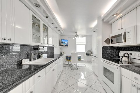 Condo in Hallandale Beach, Florida, 2 bedrooms  № 1857451 - photo 18