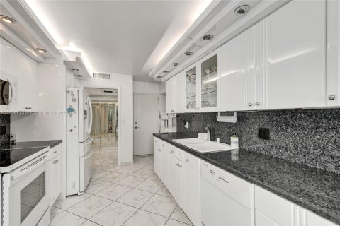 Condo in Hallandale Beach, Florida, 2 bedrooms  № 1857451 - photo 20