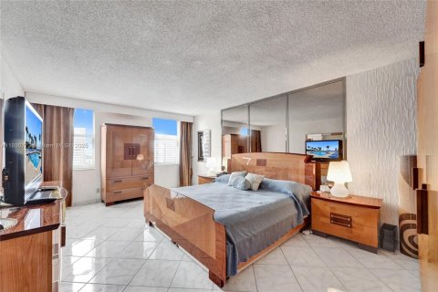 Condo in Hallandale Beach, Florida, 2 bedrooms  № 1857451 - photo 23