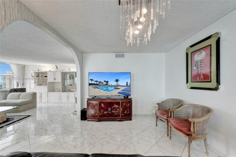 Condo in Hallandale Beach, Florida, 2 bedrooms  № 1857451 - photo 16