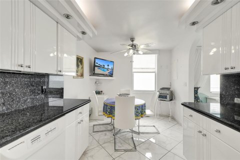 Condo in Hallandale Beach, Florida, 2 bedrooms  № 1857451 - photo 17