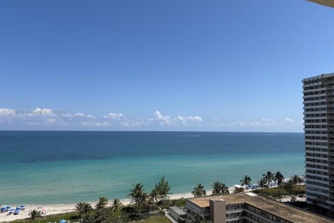 Condo in Hallandale Beach, Florida, 2 bedrooms  № 1857451 - photo 2