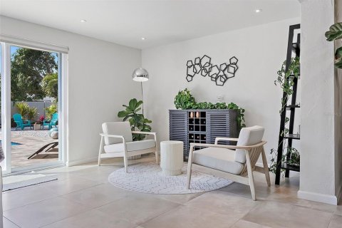 House in Saint Petersburg, Florida 3 bedrooms, 169.64 sq.m. № 1873205 - photo 6