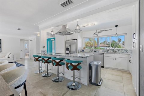 House in Saint Petersburg, Florida 3 bedrooms, 169.64 sq.m. № 1873205 - photo 5