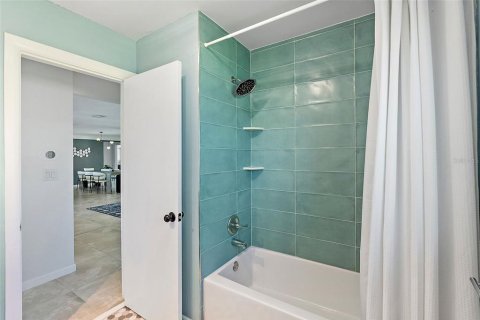 House in Saint Petersburg, Florida 3 bedrooms, 169.64 sq.m. № 1873205 - photo 13