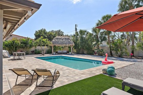 House in Saint Petersburg, Florida 3 bedrooms, 169.64 sq.m. № 1873205 - photo 2