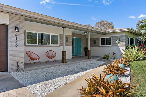 House in Saint Petersburg, Florida 3 bedrooms, 169.64 sq.m. № 1873205 - photo 1
