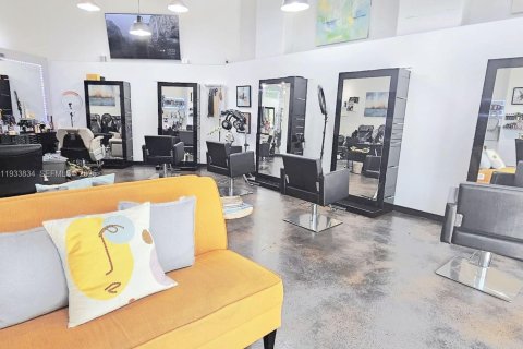 Propiedad comercial en venta en Miami, Florida № 1992073 - foto 4