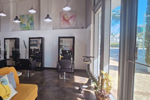 Propiedad comercial en venta en Miami, Florida № 1992073 - foto 2