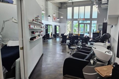 Propiedad comercial en venta en Miami, Florida № 1992073 - foto 6