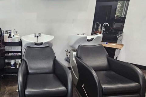 Propiedad comercial en venta en Miami, Florida № 1992073 - foto 8