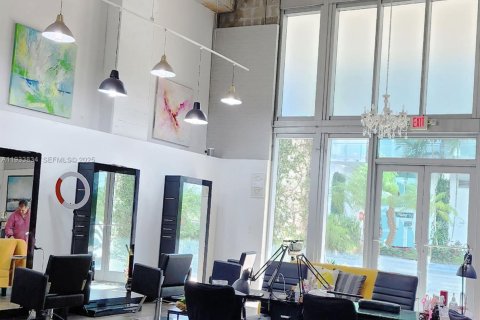 Propiedad comercial en venta en Miami, Florida № 1992073 - foto 1