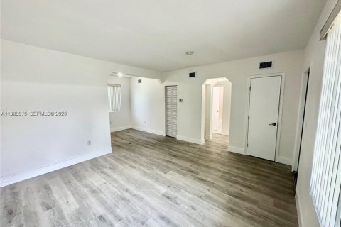 Commercial property in Miami, Florida 129.51 sq.m. № 1989809 - photo 6