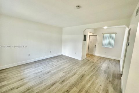 Commercial property in Miami, Florida 129.51 sq.m. № 1989809 - photo 17