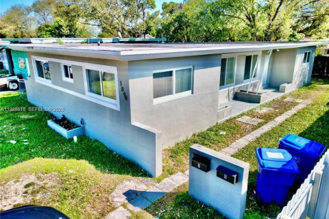 Commercial property in Miami, Florida 129.51 sq.m. № 1989809 - photo 4