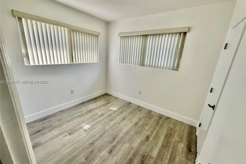 Commercial property in Miami, Florida 129.51 sq.m. № 1989809 - photo 18