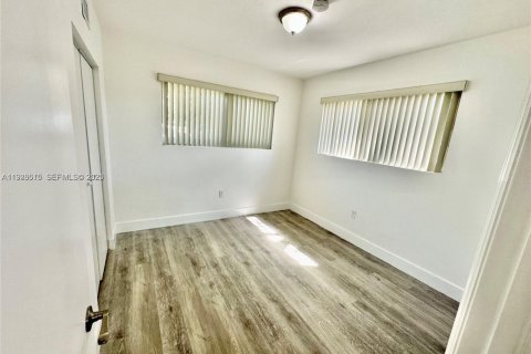 Commercial property in Miami, Florida 129.51 sq.m. № 1989809 - photo 12