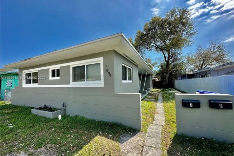 Commercial property in Miami, Florida 129.51 sq.m. № 1989809 - photo 1