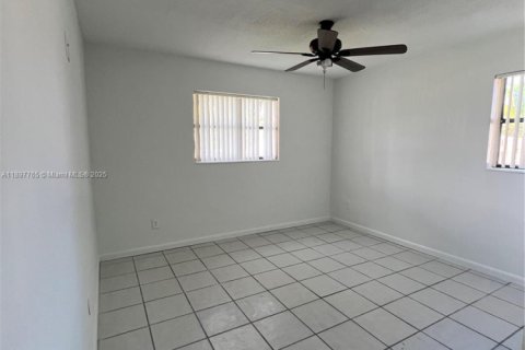 Casa en alquiler en Miami, Florida, 3 dormitorios, 173.17 m2 № 1949173 - foto 27
