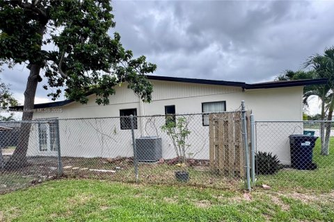 Casa en alquiler en Miami, Florida, 3 dormitorios, 173.17 m2 № 1949173 - foto 14