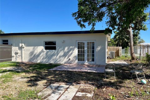 Casa en alquiler en Miami, Florida, 3 dormitorios, 173.17 m2 № 1949173 - foto 9