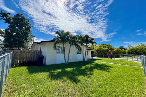 Casa en alquiler en Miami, Florida, 3 dormitorios, 173.17 m2 № 1949173 - foto 2
