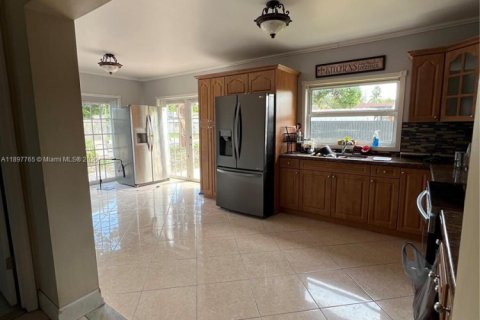 Casa en alquiler en Miami, Florida, 3 dormitorios, 173.17 m2 № 1949173 - foto 23