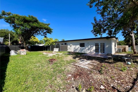 Casa en alquiler en Miami, Florida, 3 dormitorios, 173.17 m2 № 1949173 - foto 11