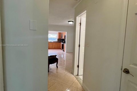 Casa en alquiler en Miami, Florida, 3 dormitorios, 173.17 m2 № 1949173 - foto 20
