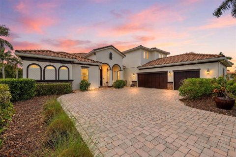 House in Bradenton, Florida 5 bedrooms, 361.3 sq.m. № 2152119