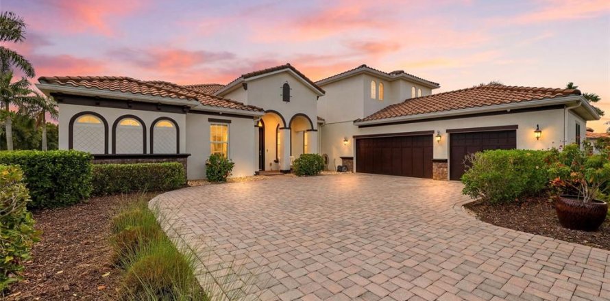 House in Bradenton, Florida 5 bedrooms, 361.3 sq.m. № 2152119