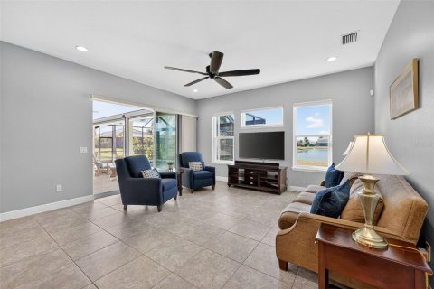 House in Bradenton, Florida 5 bedrooms, 361.3 sq.m. № 2152119 - photo 18