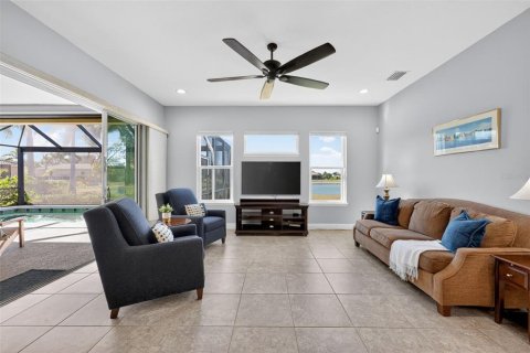 House in Bradenton, Florida 5 bedrooms, 361.3 sq.m. № 2152119 - photo 17