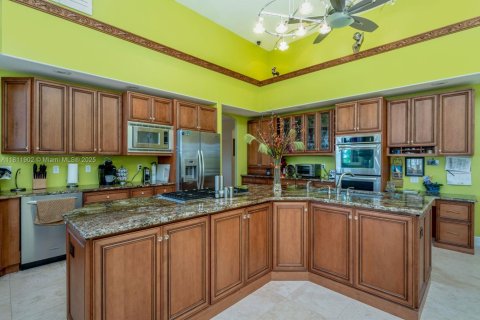 House in Punta Gorda, Florida 7 bedrooms, 834.36 sq.m. № 1758478 - photo 8