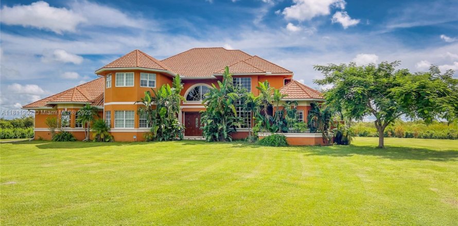House in Punta Gorda, Florida 7 bedrooms, 834.36 sq.m. № 1758478