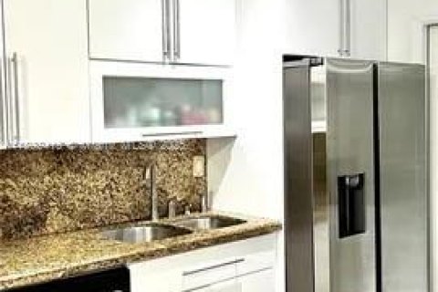 House in North Miami, Florida 2 bedrooms, 123.56 sq.m. № 1944954 - photo 2