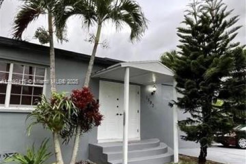 House in North Miami, Florida 2 bedrooms, 123.56 sq.m. № 1944954 - photo 1