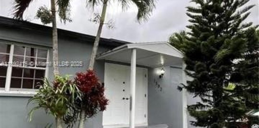 House in North Miami, Florida 2 bedrooms, 123.56 sq.m. № 1944954