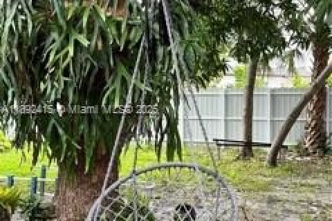 House in North Miami, Florida 2 bedrooms, 123.56 sq.m. № 1944954 - photo 11