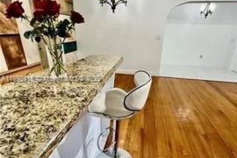 House in North Miami, Florida 2 bedrooms, 123.56 sq.m. № 1944954 - photo 3