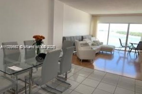 Condo in Sunny Isles Beach, Florida, 2 bedrooms  № 1863387 - photo 3