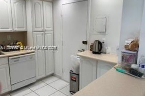 Condo in Sunny Isles Beach, Florida, 2 bedrooms  № 1863387 - photo 11