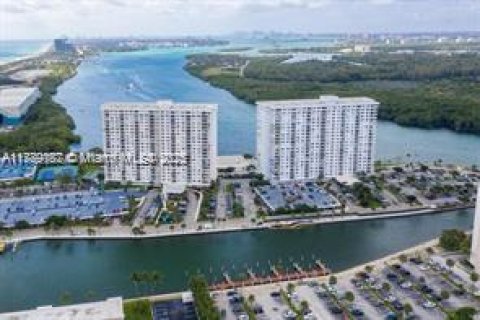 Condo in Sunny Isles Beach, Florida, 2 bedrooms  № 1863387 - photo 14