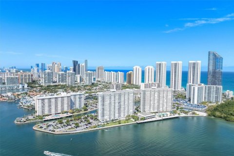 Condo in Sunny Isles Beach, Florida, 2 bedrooms  № 1863387 - photo 30