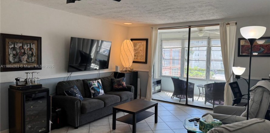 Condominio en Lauderdale Lakes, Florida, 1 dormitorio № 1896666