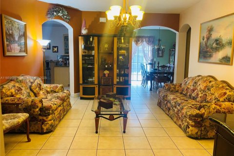 House in Miami Lakes, Florida 4 bedrooms, 190.26 sq.m. № 1960674 - photo 14