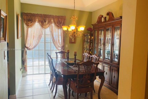 House in Miami Lakes, Florida 4 bedrooms, 190.26 sq.m. № 1960674 - photo 15